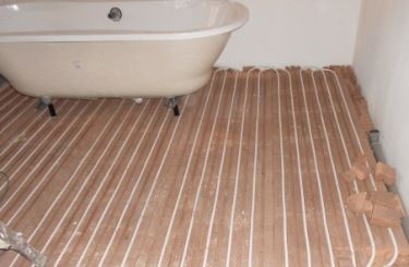 Badewanne auf Lithotherm Fußbodenheizung