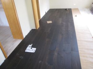 Massiv-Holzdielen aus Eiche dunkel geräuchert