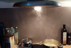 Feuchtigkeit durch Wasserdampf beim Kochen